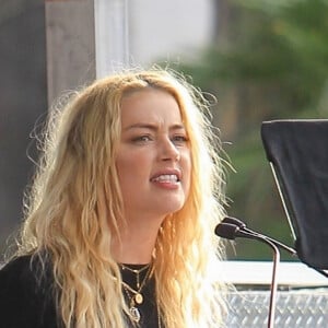 Amber Heard fait un discours lors de la "Women's March" à Los Angeles, le 18 janvier 2020.