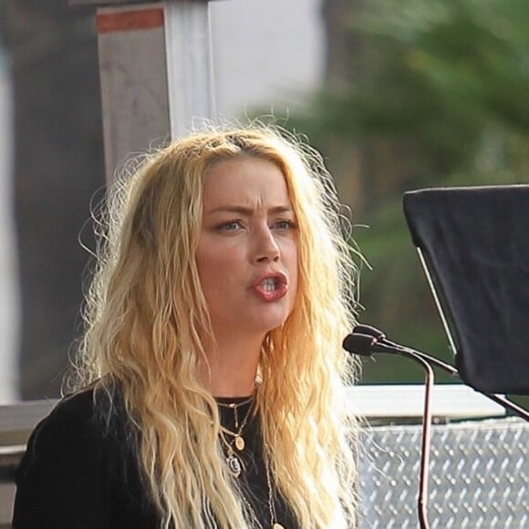 Amber Heard fait un discours lors de la "Women's March" à Los Angeles, le 18 janvier 2020.