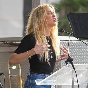 Amber Heard fait un discours lors de la "Women's March" à Los Angeles, le 18 janvier 2020.