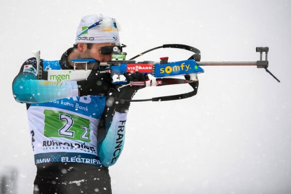 Martin Fourcade au tir debout lors du relais de biathlon à Ruhpolding en Allemagne le 18 janvier 2020.