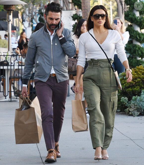 Eva Longoria et son mari Jose Baston font du shopping à Los Angeles le 8 novembre 2019