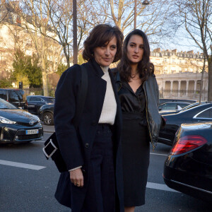 Inès de la Fressange et sa fille Nine d'Urso au défilé de mode Schiaparelli, collection Haute Couture printemps-été 2020, au Palais de Tokyo. Paris, le 20 janvier 2020.