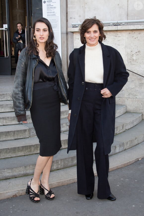 Inès de la Fressange et sa fille Nine d'Urso au défilé de mode Schiaparelli, collection Haute Couture printemps-été 2020, au Palais de Tokyo. Paris, le 20 janvier 2020.