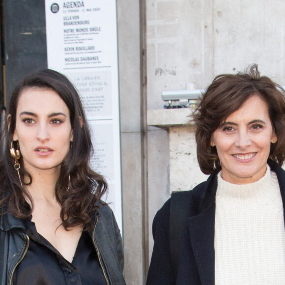 Inès de la Fressange et sa fille Nine d'Urso au défilé de mode Schiaparelli, collection Haute Couture printemps-été 2020, au Palais de Tokyo. Paris, le 20 janvier 2020.