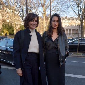 Inès de la Fressange et sa fille Nine d'Urso au défilé de mode Schiaparelli, collection Haute Couture printemps-été 2020, au Palais de Tokyo. Paris, le 20 janvier 2020.