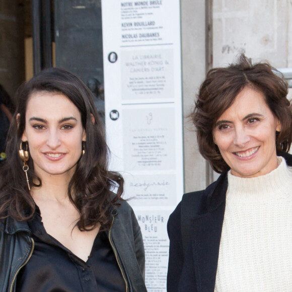 Inès de la Fressange et sa fille Nine d'Urso au défilé de mode Schiaparelli, collection Haute Couture printemps-été 2020, au Palais de Tokyo. Paris, le 20 janvier 2020.