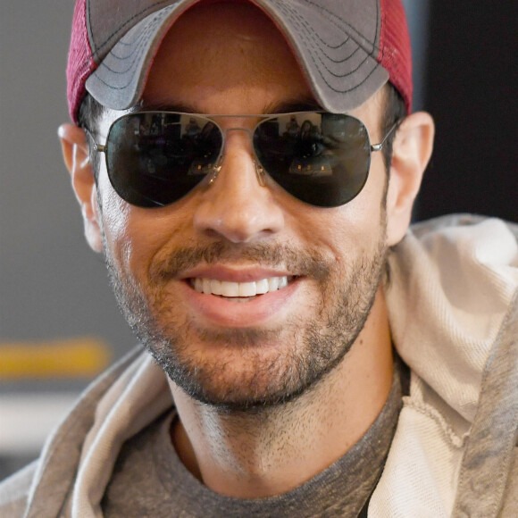 Enrique Iglesias pose dans les studios de la radio Hits à Hollywood en Floride, le 3 mai 2018.