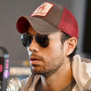 Enrique Iglesias pose dans les studios de la radio Hits à Hollywood en Floride, le 3 mai 2018.