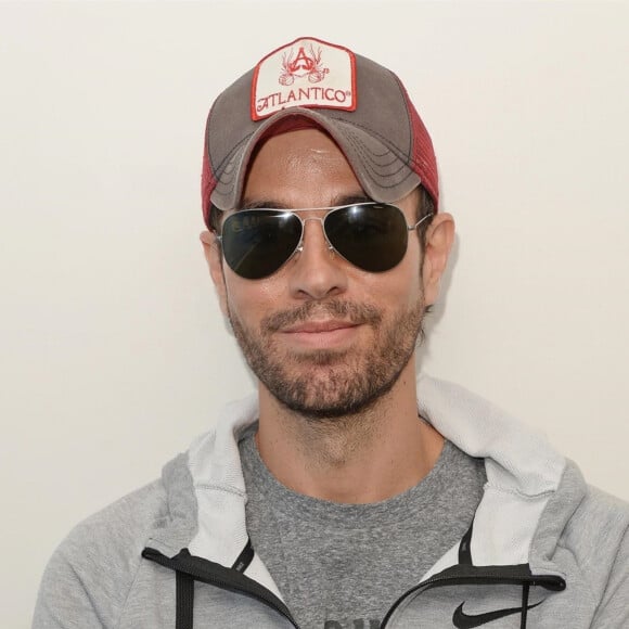 Enrique Iglesias pose dans les studios de la radio Hits à Hollywood en Floride, le 3 mai 2018.