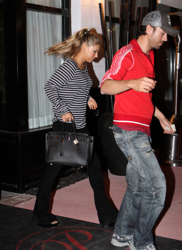 Exclusif- Enrique Iglesias et Anna Kournikova à Miami, le 26 janvier 2012. 