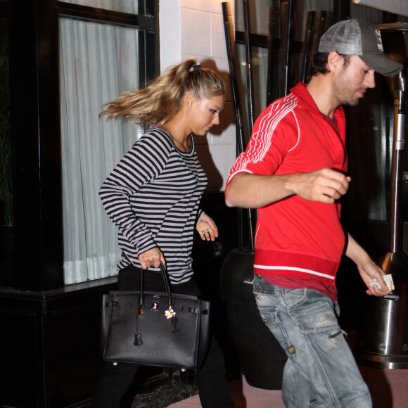 Exclusif- Enrique Iglesias et Anna Kournikova à Miami, le 26 janvier 2012. 