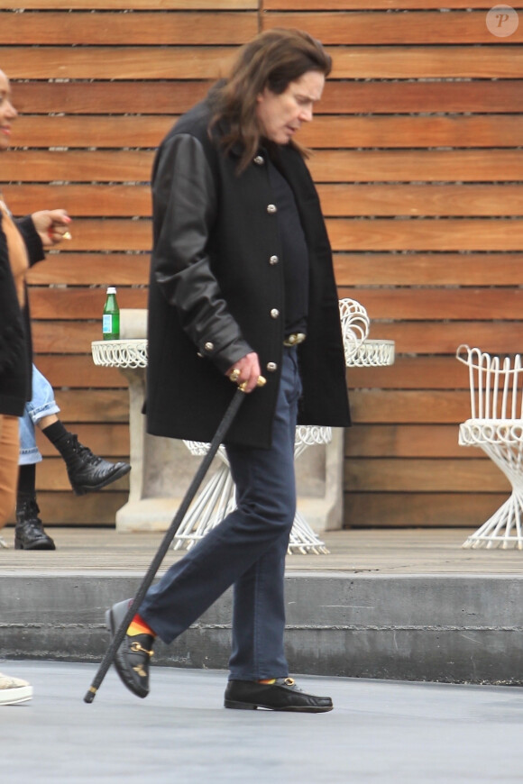 Exclusif - Ozzy Osbourne se déplace à l'aide d'une canne lors d'une virée shopping chez Maxfield dans le quartier de West Hollywood à Los Angeles, le 20 janvier 2020