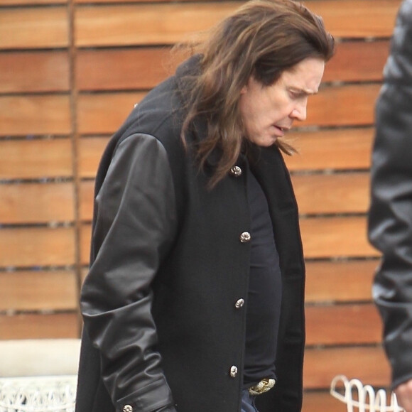 Exclusif - Ozzy Osbourne se déplace à l'aide d'une canne lors d'une virée shopping chez Maxfield dans le quartier de West Hollywood à Los Angeles, le 20 janvier 2020