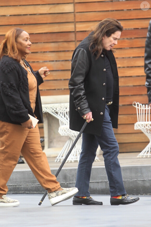 Exclusif - Ozzy Osbourne se déplace à l'aide d'une canne lors d'une virée shopping chez Maxfield dans le quartier de West Hollywood à Los Angeles, le 20 janvier 2020