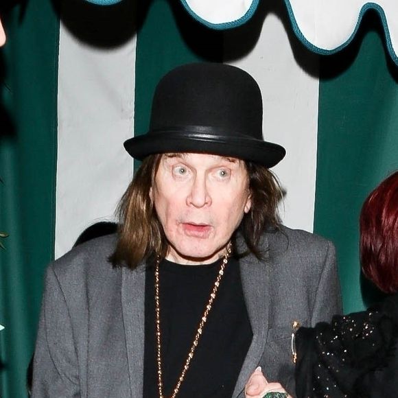 Exclusif - Sharon Osbourne aide son mari Ozzy Osbourne (qui marche à l'aide d'une canne) à rejoindre à leur voiture après un dîner avec Andrew Watt au restaurant de l'hôtel San Vicente Bungalows à West Hollywood, Los Angeles, le 10 janvier 2020.
