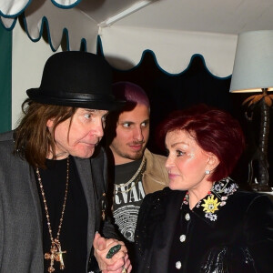Exclusif - Sharon Osbourne aide son mari Ozzy Osbourne (qui marche à l'aide d'une canne) à rejoindre à leur voiture après un dîner avec Andrew Watt au restaurant de l'hôtel San Vicente Bungalows à West Hollywood, Los Angeles, le 10 janvier 2020.
