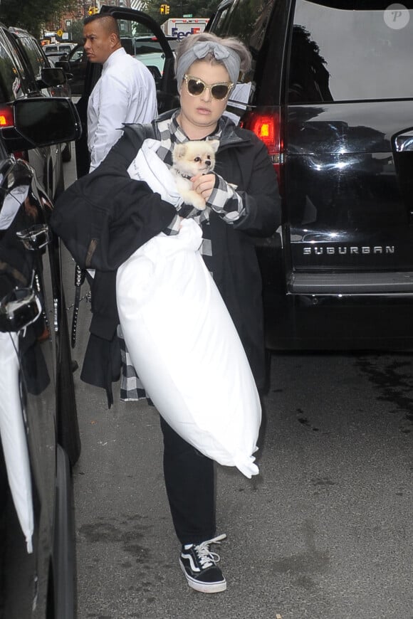 Kelly Osbourne, avec son chien, à New York, le 12 septembre 2018