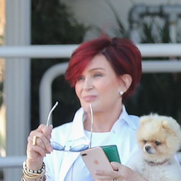Exclusif - Sharon Osbourne est allée faure du shopping avec son petit chien Bella chez Fred Segal à West Hollywood, le 2 juillet 2018