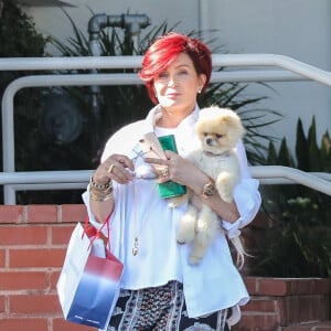 Exclusif - Sharon Osbourne est allée faure du shopping avec son petit chien Bella chez Fred Segal à West Hollywood, le 2 juillet 2018