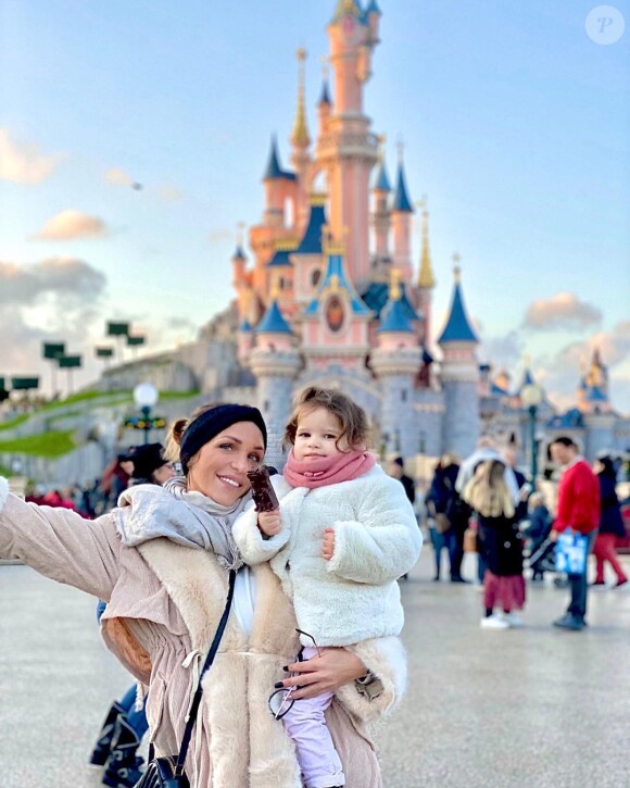 Julia Paredes et sa fille Luna à Disneyland Paris, le 7 novembre 2019