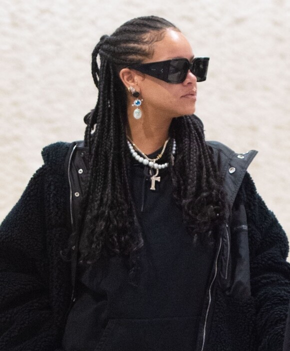 Exclusif - Rihanna arrive à l'aéroport JFK de New York avec une valise transparente, le 16 janvier 2020. La chanteuse portait ce jour-là des lunettes de soleil Céline, un collier avec une croix de vie égyptienne et un sac bowling Prada Adidas, en édition limitée à 700 exemplaires, d'une valeur de 3.000 dollars environ.