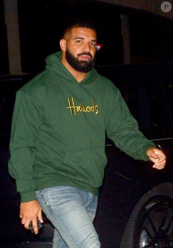 Le rappeur Drake arrive au club "The Playboy" à Londres, le 2 septembre 2019. Il porte un sweat à capuche "Harrods".