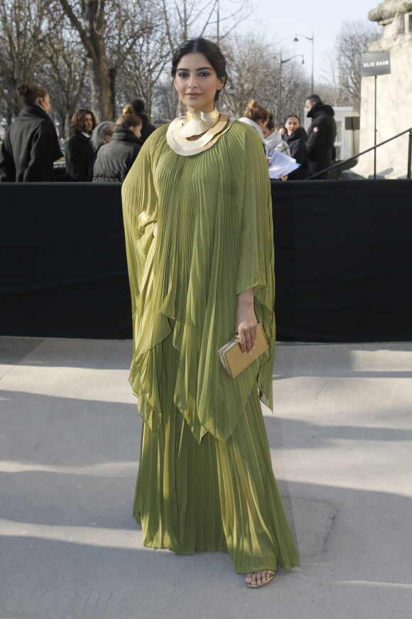 Sonam Kapoor arrive au Grand Palais pour assister au défilé Haute Couture Elie Saab printemps-été 2020. Paris, le 22 janvier 2020. © Christophe Clovis - Veeren Ramsamy / Bestimage