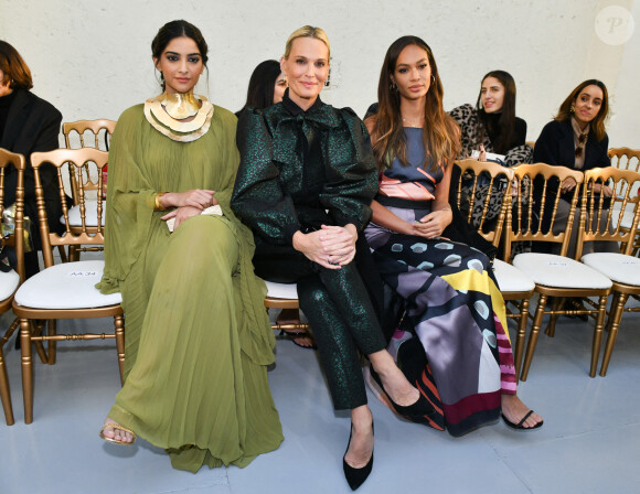 Sonam Kapoor, Molly Sims et Joan Smalls assistent au défilé Elie Saab, collection Haute Couture printemps-été 2020 au Grand Palais. Paris, le 22 janvier 2020.