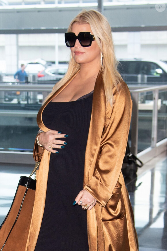 Jessica Simpson (enceinte) arrive à l'aéroport JFK de New York le 21 septembre 2018.
