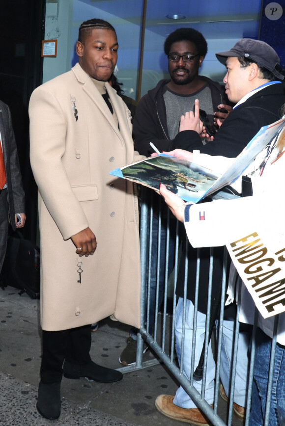 John Boyega, en promotion pour le film Star Wars: L'Ascension de Skywalker, fait un passage à l'émission Good Morning America à New York le 27 novembre 2019.