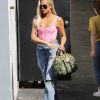Khloe Kardashian porte un corset XXS rose, un jean déchiré et un sac camouflage Louis Vuitton à la sortie d'un studio dans le quartier de Calabasas à Los Angeles, le 3 septembre 2019.