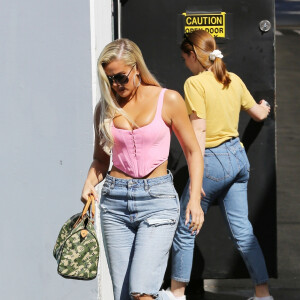 Khloe Kardashian porte un corset XXS rose, un jean déchiré et un sac camouflage Louis Vuitton à la sortie d'un studio dans le quartier de Calabasas à Los Angeles, le 3 septembre 2019.