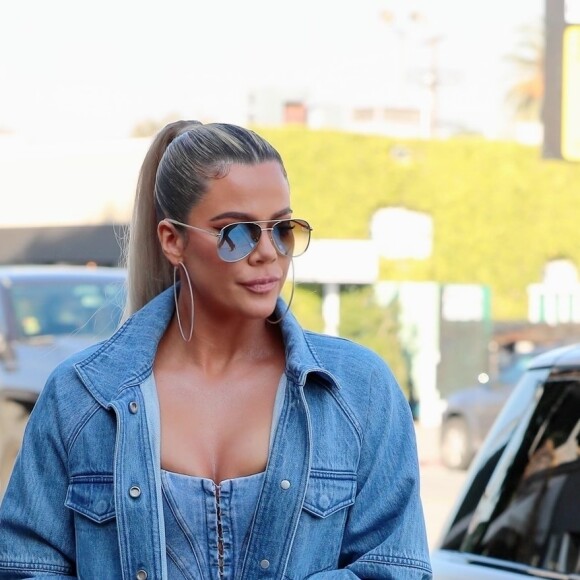 Khloe Kardashian en total look jean en balade dans le quartier de Sherman Oaks à Los Angeles, le 22 janvier 2020.