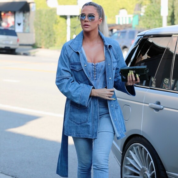Khloe Kardashian en total look jean en balade dans le quartier de Sherman Oaks à Los Angeles, le 22 janvier 2020.