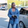 Khloe Kardashian en total look jean en balade dans le quartier de Sherman Oaks à Los Angeles, le 22 janvier 2020.