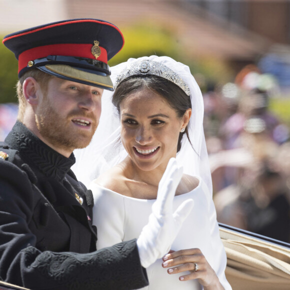 Le prince Harry, duc de Sussex, et Meghan Markle, duchesse de Sussex, en calèche à la sortie du château de Windsor après leur mariage le 19 mai 2018.