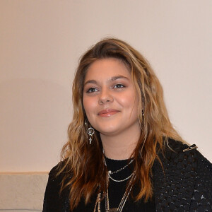 Info - La chanteuse Louane officialise sa grossesse sur le tapis rouge du défilé Jean-Paul Gaultier - Louane Emera (enceinte) lors du photocall du dernier défilé de mode Haute-Couture printemps-été 2020 "Jean-Paul Gaultier" au théâtre du Châtelet à Paris, France, le 22 janvier 2020. © Veeren-Clovis/Bestimage