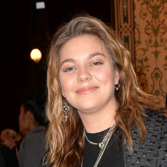 Info - La chanteuse Louane officialise sa grossesse sur le tapis rouge du défilé Jean-Paul Gaultier - Louane Emera (enceinte) - After Show du défilé de mode Haute-Couture printemps-été 2020 "Jean-Paul Gaultier" au théâtre du Châtelet à Paris le 22 janvier 2020. © Christophe Clovis-Veeren Ramsamy / Bestimage