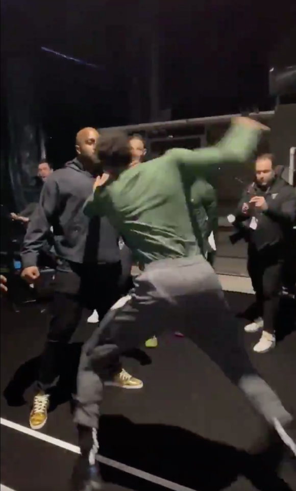 Teddy Riner et les joueurs des Milwaukee Bucks simulent un combat de catch dans les coulisses du NBA Game Paris 2020, à l'AccorHotels Arena. Paris, le 24 janvier 2020.