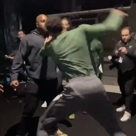 Teddy Riner et les joueurs des Milwaukee Bucks simulent un combat de catch dans les coulisses du NBA Game Paris 2020, à l'AccorHotels Arena. Paris, le 24 janvier 2020.