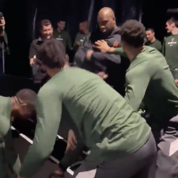 Teddy Riner et les joueurs des Milwaukee Bucks simulent un combat de catch dans les coulisses du NBA Game Paris 2020, à l'AccorHotels Arena. Paris, le 24 janvier 2020.