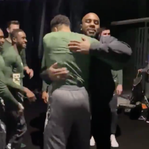 Teddy Riner et les joueurs des Milwaukee Bucks simulent un combat de catch dans les coulisses du NBA Game Paris 2020, à l'AccorHotels Arena. Paris, le 24 janvier 2020.