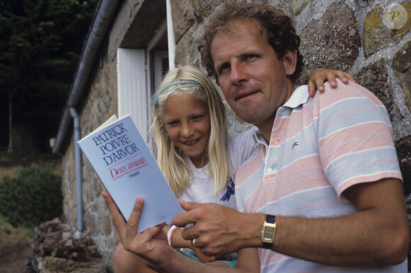 Patrick Poivre d'Arvor et sa fille Solenn à Trébeurden en Bretagne en 1984.