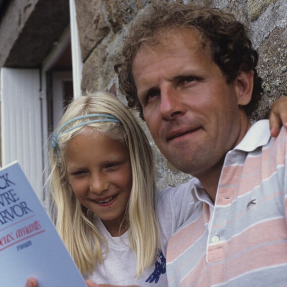 Patrick Poivre d'Arvor et sa fille Solenn à Trébeurden en Bretagne en 1984.