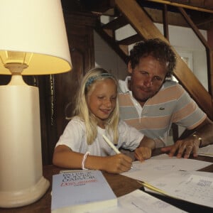 Patrick Poivre d'Arvor et sa fille Solenn à Trébeurden en Bretagne en 1984.