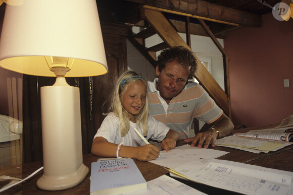 Patrick Poivre d'Arvor et sa fille Solenn à Trébeurden en Bretagne en 1984.