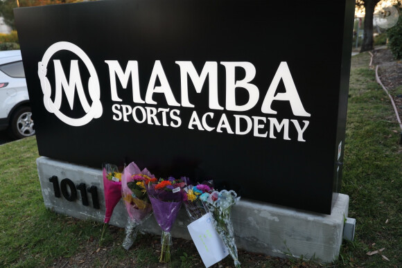 Hommage devant le Mamba Sports Academy à Thousand Oaks au champion de basket américain Kobe Bryant mort à 41 ans dans un accident d'hélicoptère avec sa fille Gianna Maria à Calabasas, Los Angeles, le 26 janvier 2020.