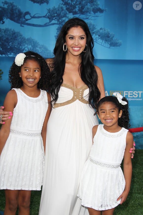 Vanessa Bryant et ses filles Natalia et Gianna assistent à la première du dessin animé "Rebelle" le 18 juin 2012 à Los Angeles.