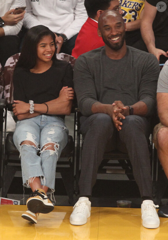 Kobe Bryant et sa fille Gianna lors d'un match opposant les Lakers de Los Angeles et les Hawks d'Atlanta le 17 novembre 2019.