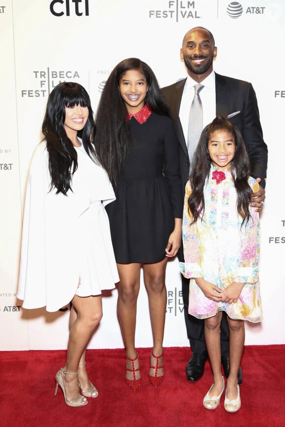 Kobe Bryant avec sa femme Vanessa et leurs filles Natalia et Gianna lors du Festival du film de Tribeca, à New York, le 23 avril 2017.